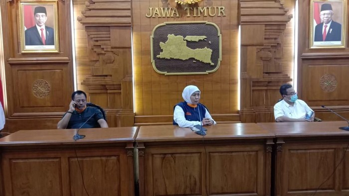 Gubernur Jawa Timur Khofifah  jumpa pers di grahadi