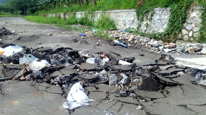 Hujan Deras Ungkap Ketebalan Aspal Proyek Bernilai Miliaran di Sukabumi