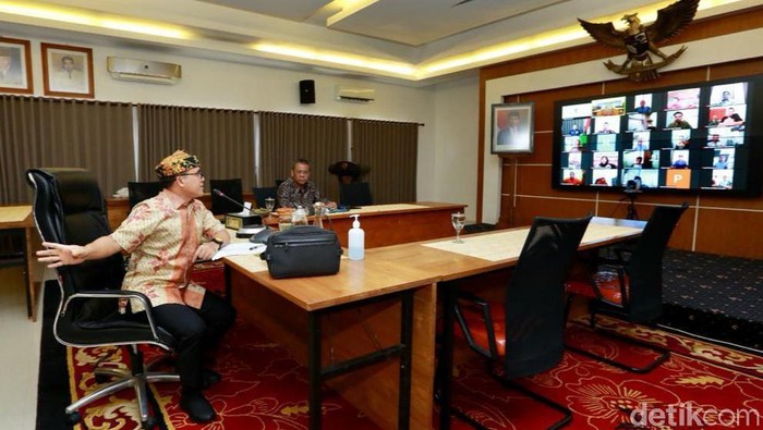Bupati Anas Rapat Online dengan Seluruh Kades