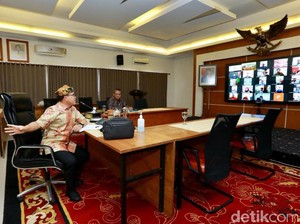 Rapat Online dengan Kades, Bupati Anas Ajak Gotong Royong Cegah Corona