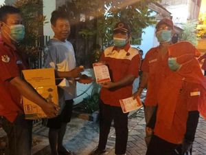 Warga Surabaya Dapat Minuman Rempah-rempah dan Telur Rebus