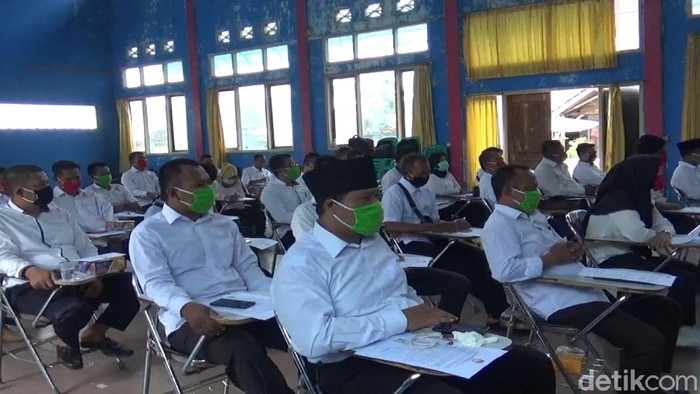Siaga Covid-19, Anggota PPS di Cianjur Kenakan Masker saat Pelantikan