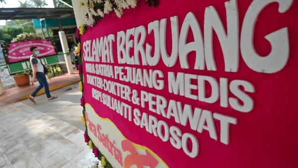 Jejeran Karangan Bunga untuk Tenaga Medis Pejuang Corona