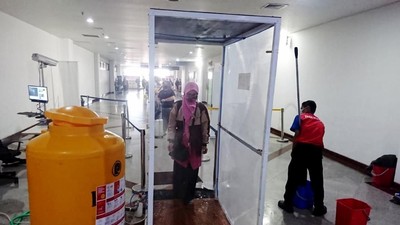 Bilik Disinfektan Mulai Dipakai di Bandara Juanda