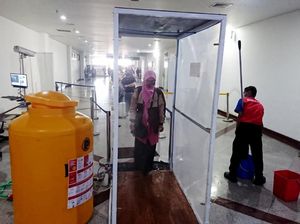 Bilik Disinfektan Mulai Dipakai di Bandara Juanda