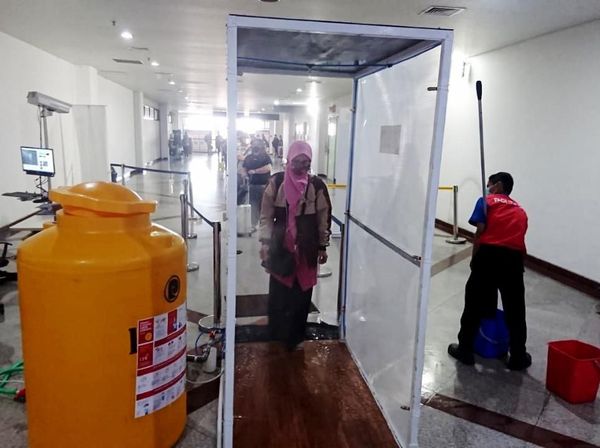 Bilik Disinfektan Mulai Dipakai di Bandara Juanda