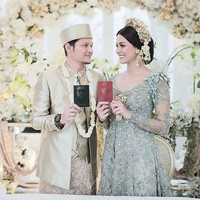 Bunga Jelitha Ibrani dan Syamsir Alam resmi menikah pada Sabtu (21/3/2020). Akad nikah dilangsungkan di The Manor, Andara, Depok. Foto: Instagram/@hepidavid, @aldiphoto, @mozawahyu