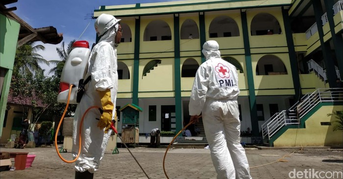 PMI Kota Sukabumi menyemprotkan disinfektan untuk mencegah virus corona. Mereka harus melayani permintaan penyemprotan dari berbagai istansi.