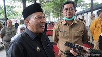 Dua unit tempat pencuci tangan itu dipasang di dekat Masjid Agung dan satu lainnya di dekat shalter Damri Alun-alun Bandung. Oded, langsung mencoba tempat cuci tangan tersebut.