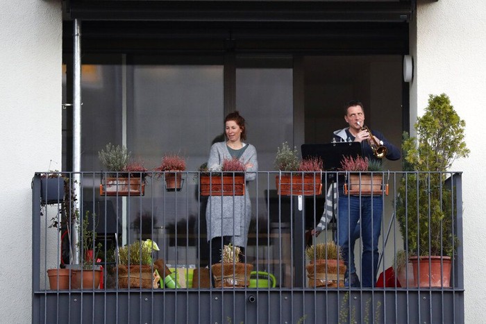 Beragam cara dilakukan oleh warga untuk isi waktu sembari mengisolasi diri terkait virus Corona. Apa saja aktivitas yang dilakukan warga dunia selama karantina?