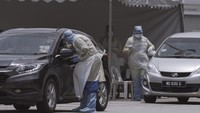 Petugas Kesehatan Malaysia memeriksa kendaraan yang lewat untuk dicek kesehatanya.