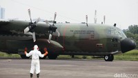 Pesawat yang sebelumnya sempat mendarat di Natuna pada Minggu (22/3) malam itu diketahui membawa sejumlah alat kesehatan yang nantinya akan digunakan untuk mengatasi virus Corona.  