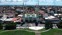 Alun-alun yang biasanya ramai dikunjungi warga setiap hari Minggu tersebut sepi setelah ada imbauan pemerintah setempat untuk mengurangi aktivitas di ruang publik dan juga melarang acara car free day guna mencegah penyebaran COVID-19.