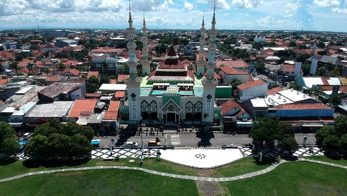 Pemerintah Kota Tegal melakukan Lockdown lokal dengan menutup jalur pantura dari arah Jawa Tengah maupun arah Jakarta sehingga kendaraan dialihkan ke Jalur Lingkar Utara (Jalingkut) mulai hari Senin (23/3/2020) hingga 14 hari mendatang.