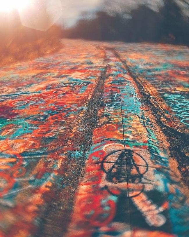 Setelah kejadian tersebut hanya ada beberapa orang yang masih mengunjunginya dan mereka mulai meninggalkan graffiti serta coretan di sekitar tahun 2000-an. Tempat ini juga ternyata menjadi inspirasi bagi film terkenal Silent Hill. Foto: Instagram @rennercarime