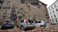 Dampak kerusakan akibat gempa tersebut pun terlihat di kawasan Zagreb, Kroasia. Tak hanya bangunan tempat tinggal warga, sejumlah kendaraan turut rusak ringan hingga berat akibat tertimpa puing-puing bangunan.  AP Photo.  