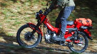 Dari segi desain, motor ini memiliki model rangka sama persis dengan Super Cub C125. Hanya saja bagian belakang diperpanjang sedikit. Selain itu pada rangka depan sudah diperkuat supaya motor ini lebih andal kala melewati jalan tidak rata.Foto: Honda