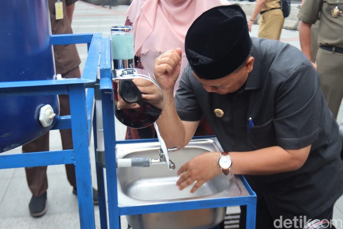 Pemkot Bandung Siapkan Tempat Cuci Tangan untuk Halau Corona Pemkot Bandung memasang puluhan tempat cuci tangan di sejumlah wilayah. Hal itu dilakukan guna cegah penyebaran virus Corona.