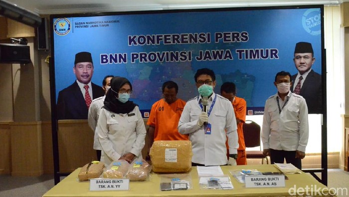 Dua kurir 3 kg ganja, ARN dan YY diamankan polisi. Mereka ditangkap BNNP Jatim saat akan bertransaksi di Jalan Kedinding Lor, Kenjeran, Surabaya.