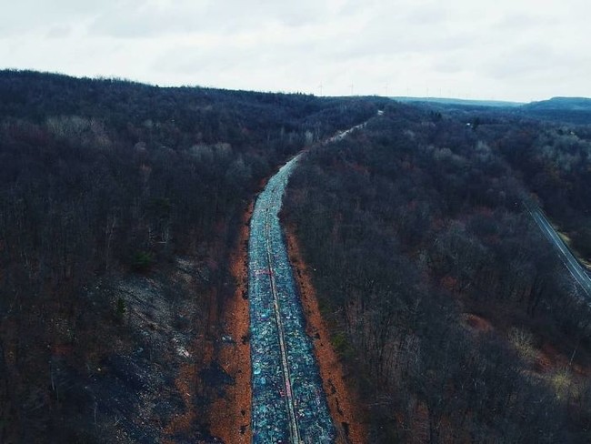 Begini penampakan saat jalan raya yang diabaikan saat diambil dari jauh. Terlihat keren dan indah ya? Bagaimana menurutmu? Foto: Instagram @havecamera_willtravel
