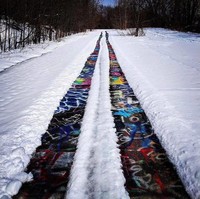 Salah satu tempat terabaikan ini berada di Centralia, Pennsylvania. Jalanan ini merupakan bagian dari rute 61 di kota tersebut. Uniknya, jalanan ini mungkin tidak akan meninggalkan bekas jejak kaki orang yang lewat di atasnya. Foto: Instagram @novusstreetart