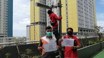 Petugas melakukan pemasangan BTS Easy Makro di Rumah Sakit Darurat khusus untuk penanganan pasien pandemi Corona di Wisma Atlet Kemayoran Jakarta. Telkomsel telah melakukan penguatan infrastruktur jaringan, terutama untuk kemudahan akses layanan berbasis broadband di tiga lokasi yang akan menjadi Rumah Sakit Darurat khusus untuk penanganan pasien pandemi Corona. Foto: dok. Telkomsel