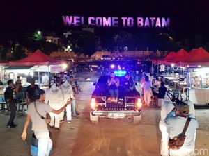 Cegah Corona, Polisi Patroli Tempat Keramaian di Batam Pakai APD Lengkap