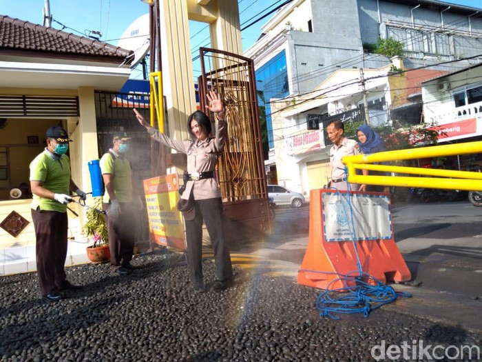 Setiap anggota Polres Jember yang masuk ke mapolres, tubuhnya disemprot dengan disinfektan dan harus menjalani pengukuran suhu. Ini dilakukan dalam rangka mencegah penyebaran virus corona.