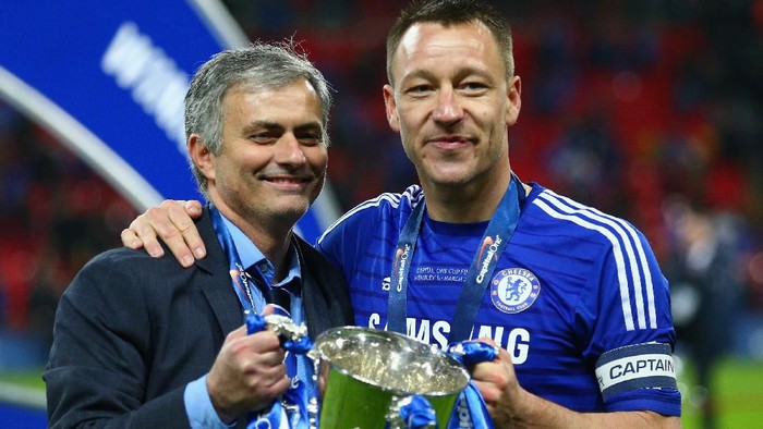 LONDON, ENGLAND - MARCH 01:  Manager Jose Mourinho of Chelsea and John Terry of Chelsea pose with the trophy during the Capital One Cup Final match between Chelsea and Tottenham Hotspur at Wembley Stadium on March 1, 2015 in London, England.  (Photo by Clive Mason/Getty Images)