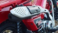 Selain itu, desain knalpotnya cukup unik karena melintang melewati bodi samping motor, sehingga posisinya cukup tinggi.Foto: Honda