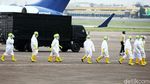 Petugas PMI Semprotkan Disinfektan ke Awak Hercules