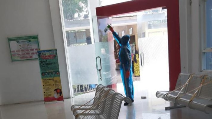 Mahasiswa UMI menyemprot disinfektan di RS Haji Makassar untuk membantu tenaga medis yang berjuang menghadapi wabah Corona (dok. ist)