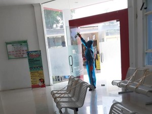Bantu Tenaga Medis, Mahasiswa FTI UMI Semprot Disinfektan RS Haji Makassar