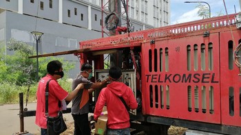 Petugas Telkomsel melakukan pengecekan dan peningkatan kapasitas serta kualitas jaringan di perangkat Compact Mobile BTS (COMBAT) di Wisma Atlet Kemayoran, Jakarta. Foto: dok. Telkomsel