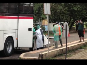 Kata Polisi soal Petugas Pakai APD Evakuasi Penumpang Bus di Subang
