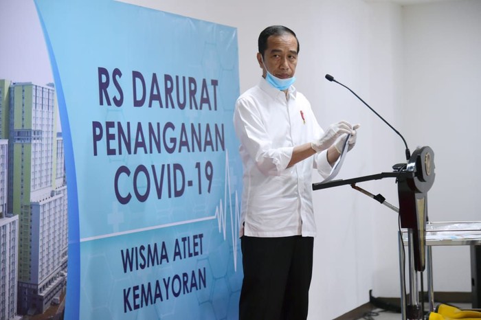 Presiden Jokowi di RS Darurat Penanganan COVID-19.