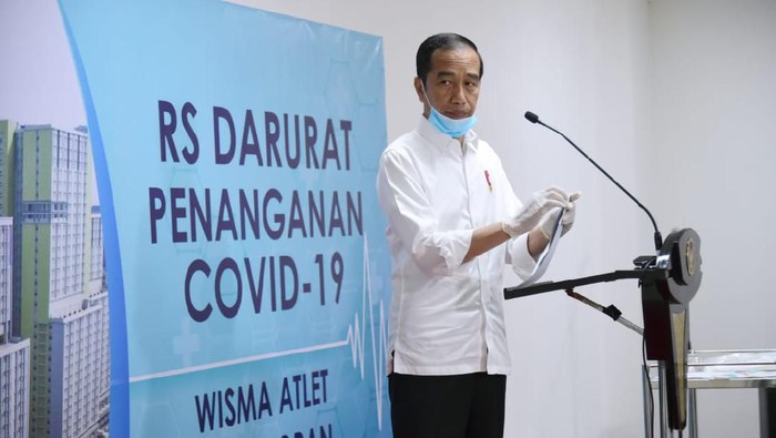 Presiden Jokowi di RS Darurat Penanganan COVID-19.