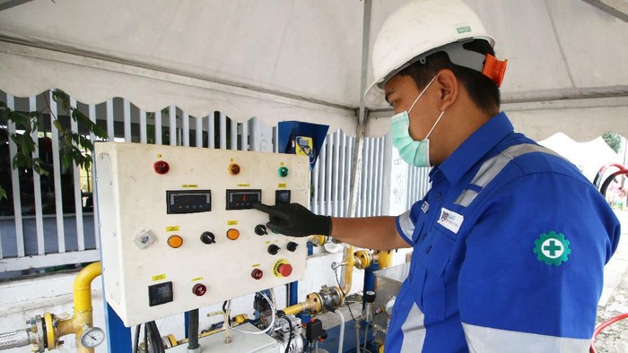 Petugas PGN memasok gas bumi di Wisma Atlet Kemayoran, Jakarta, Senin (23/2/2020). PT Perusahaan Gas Negara Tbk. (PGN) menyalurkan gas bumi untuk mendukung kebutuhan bagi tenaga medis maupun pasien di Wisma Atlet Kemayoran yang dijadikan pusat rehabilitasi pasien COVID-19. ANTARA FOTO/Rivan Awal Lingga/aww.