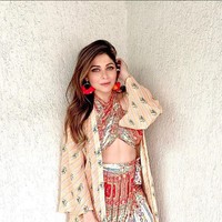 Kanika Kapoor cukup populer di industri musik India. Melalui karier menyanyinya, ia telah menerima penghargaan Filmfare. Namanya pun terkenal karena beberpa lagu hitnya berjudul Baby Doll dan Desi Look. Foto: Instagram @kanika4kapoor