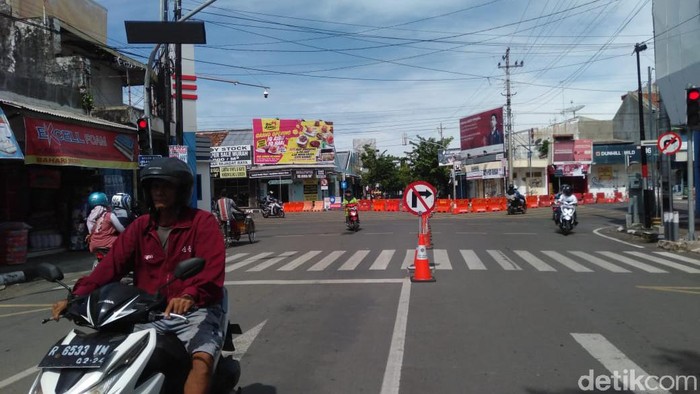 Wali Kota Tegal menutup sejumlah ruas jalan dan mematikan lampu PJU untuk emngurangi kerumunan warga, Senin (23/3/2020).