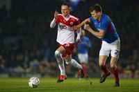 Sean Raggett (kanan)
