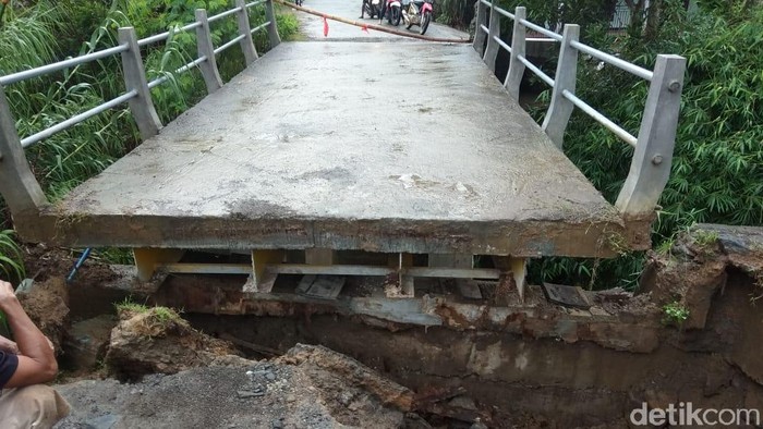 Hujan Dua Jam Picu Longsor dan Jembatan Putus di Trenggalek
