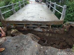 Hujan Dua Jam Picu Longsor dan Jembatan Putus di Trenggalek
