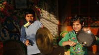Anak-anak di India juga turut bermain alat musik untuk mengusir rasa jenuh dan kebosanan. AP Photo/Rajesh Kumar Singh.