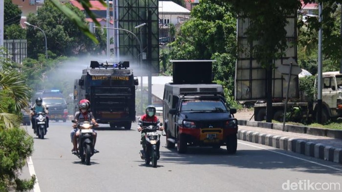 Water cannon semprotkan cairan disinfektan di Ambon.