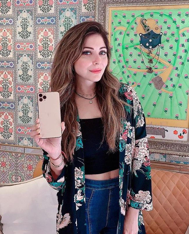 Seperti dilansir Sputnik News, Kanika Kapoor dilaporkan telah kembali dari London, tetapi menyembunyikan sejarah perjalanannya dari pihak berwenang. Foto: Instagram @kanika4kapoor