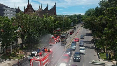 Giliran Fasilitas Umum di Padang Disemprot Disinfektan