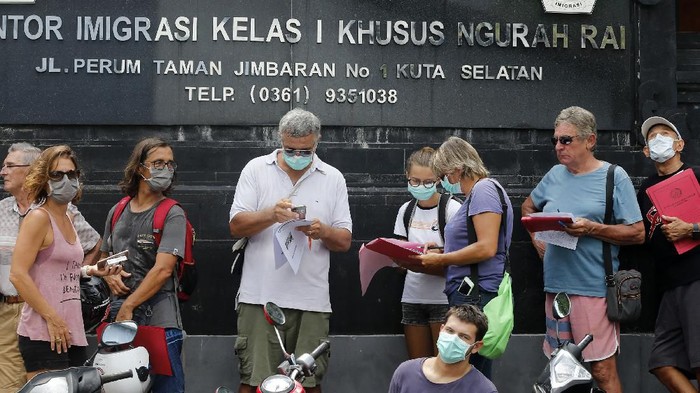 Sejumlah Warga Negara Asing (WNA) datangi kantor Imigrasi Kelas I Khusus Ngurah Rai, Bali. Mereka mengurus perpanjangan visa dan permohonan izin tinggal.