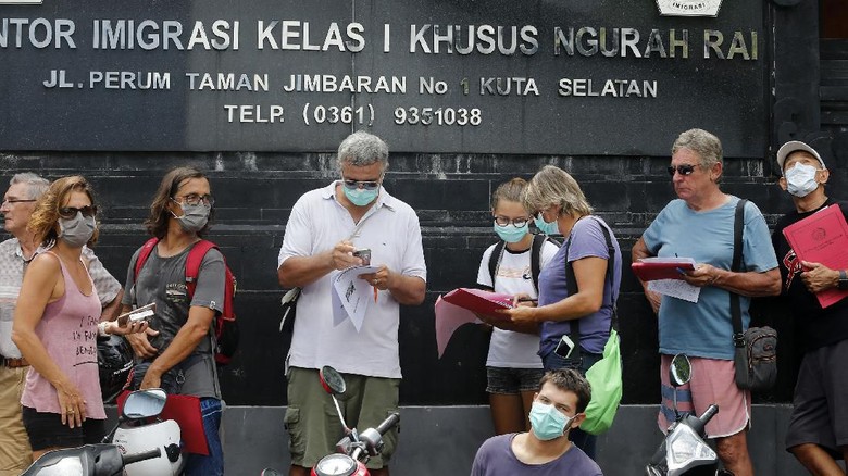 Abaikan Social Distancing, WNA di Bali Sibuk Perpanjang Visa Sejumlah Warga Negara Asing (WNA) datangi kantor Imigrasi Kelas I Khusus Ngurah Rai, Bali. Mereka mengurus perpanjangan visa dan permohonan izin tinggal.