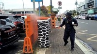 Dalam melakukan kegiatan penyemprotan disinfektan tersebut mereka juga mengajak sejumlah relawan untuk menyemprot disinfektan di titik-titik yang ditentukan.